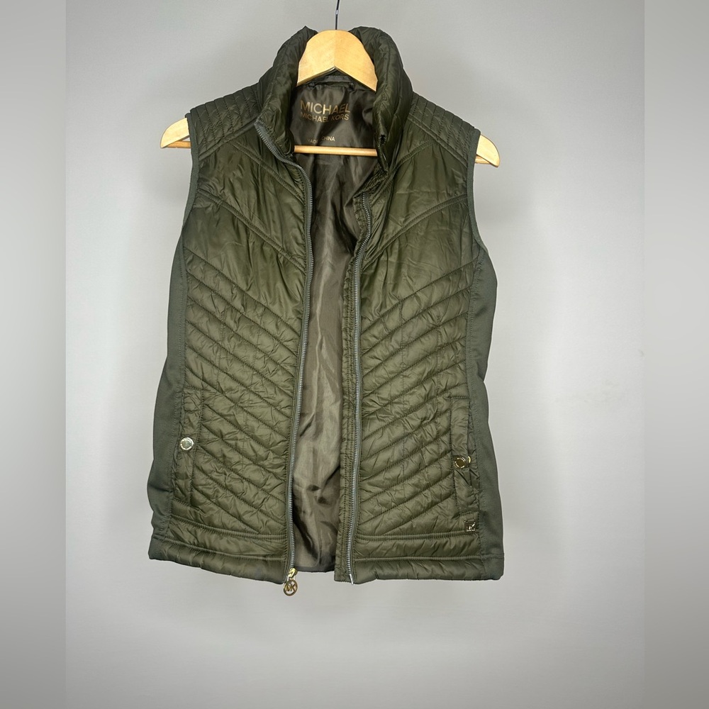 Michael Kors Woman’s sleeveless puffer vest 
Size medium